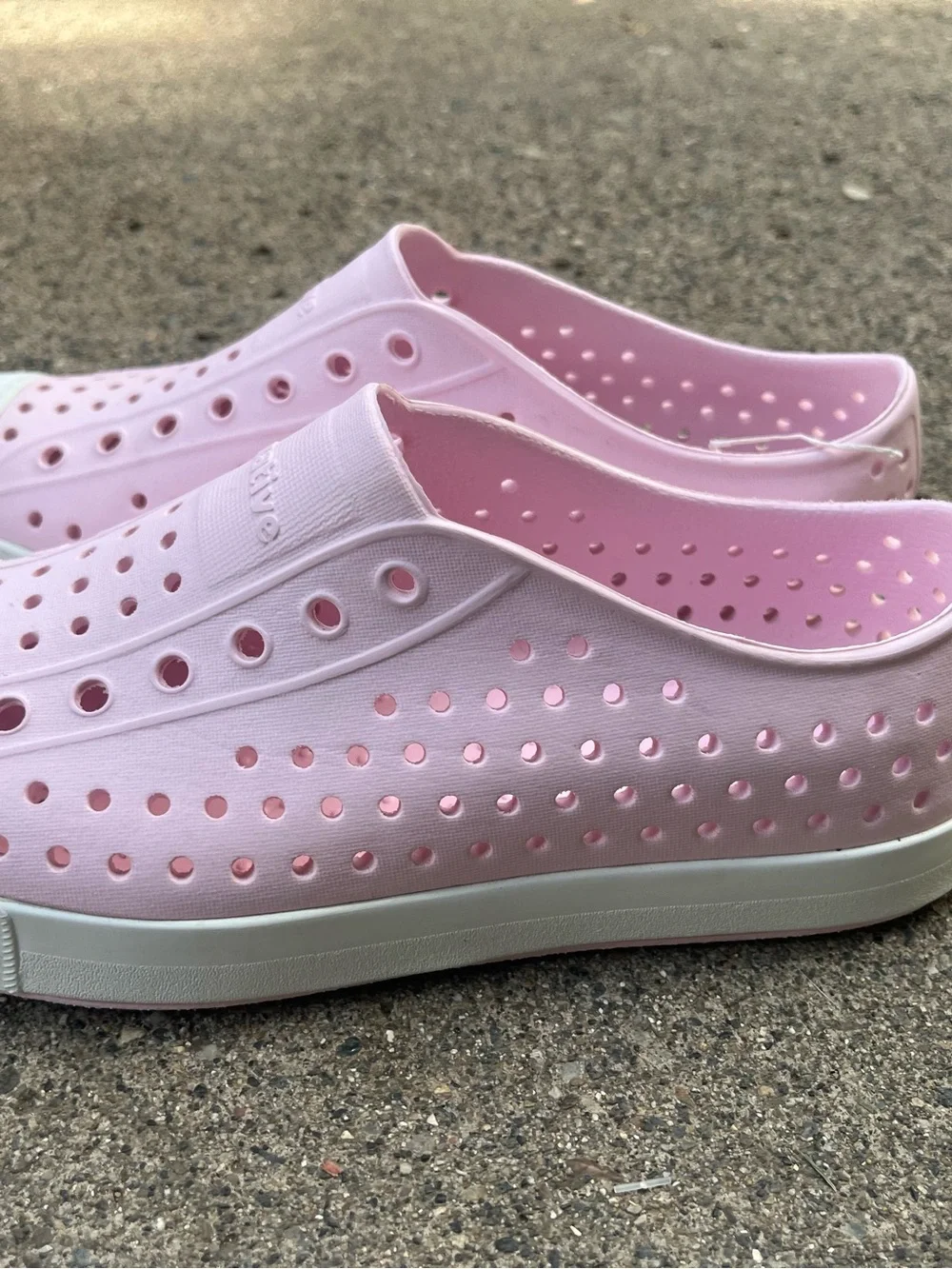 NWT Native Jefferson Slip-On Kids Shoes in Light Pink Size 4